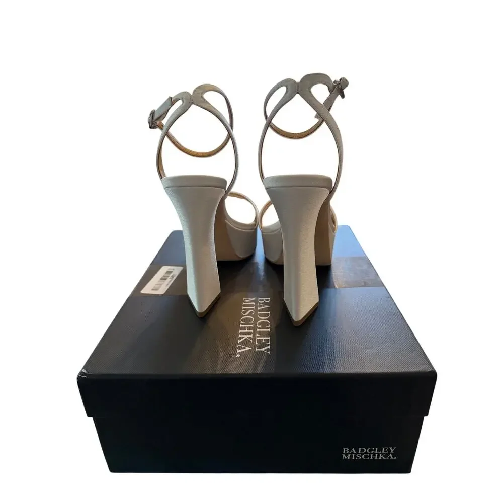 Badgley Mischka Women's White Heart Shaped Buckle Caia Pumps Size 8M